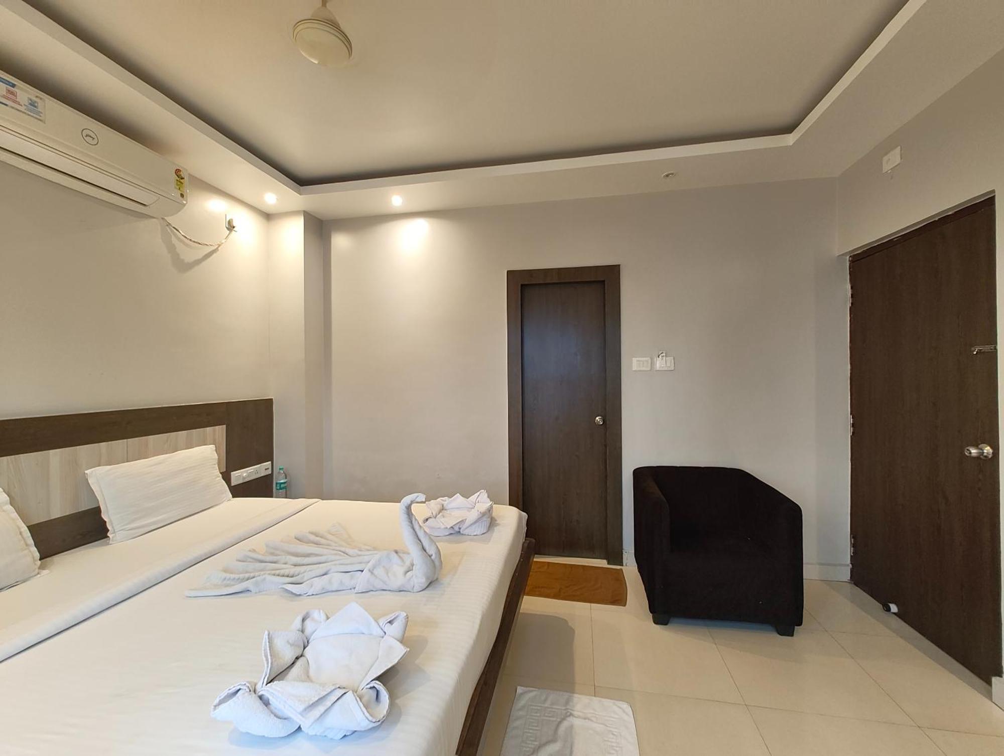Hotel Home Town Puri Near Golden Beach And Temple - Fully-Air-Conditioned-With-Lift-Wifi-Home Style-Food Menu-And Parking Facilities - Book Now المظهر الخارجي الصورة