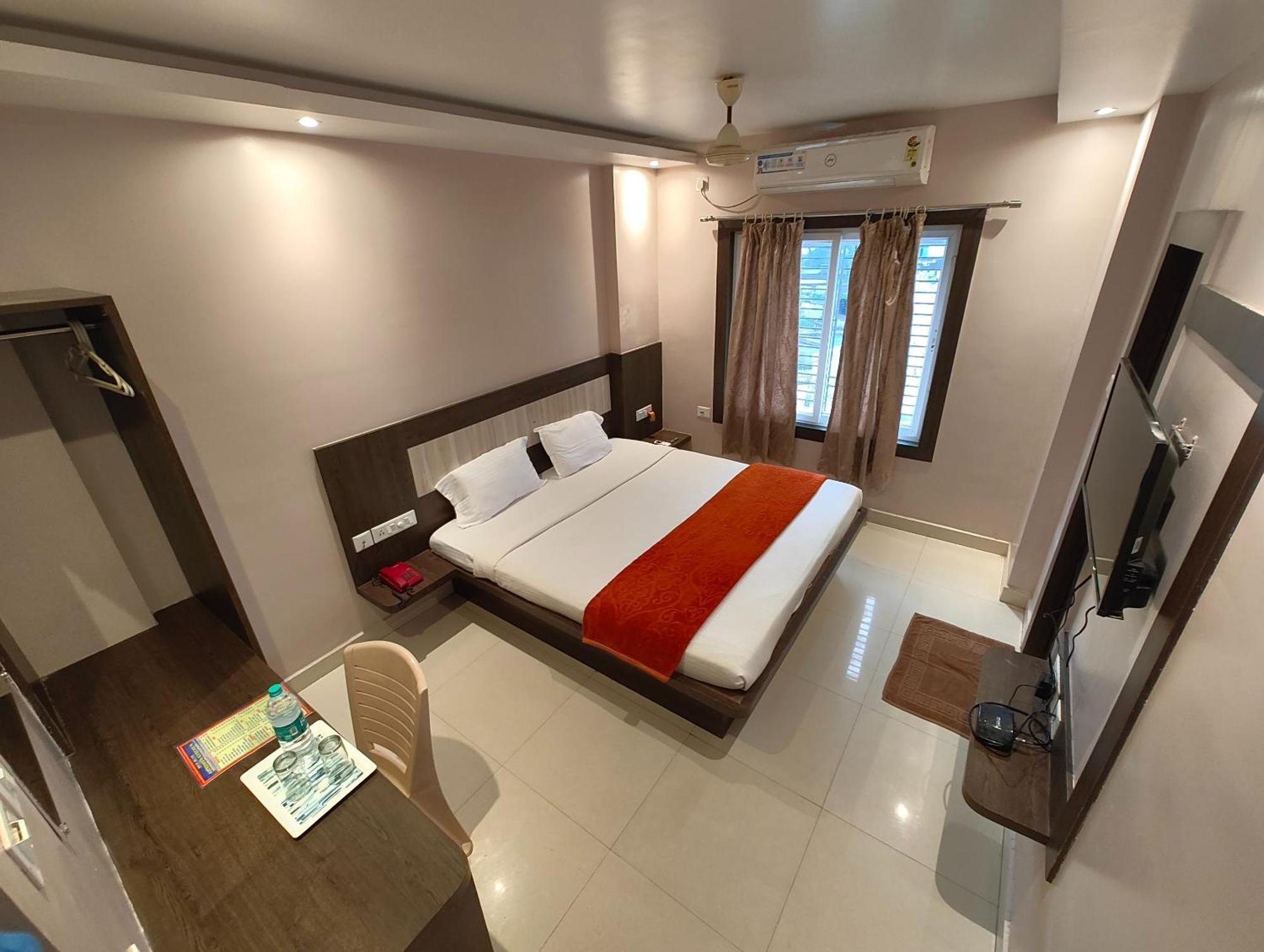 Hotel Home Town Puri Near Golden Beach And Temple - Fully-Air-Conditioned-With-Lift-Wifi-Home Style-Food Menu-And Parking Facilities - Book Now المظهر الخارجي الصورة